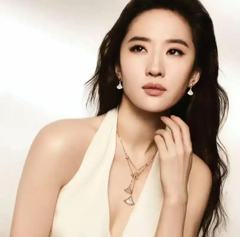 来自一组刘亦菲宝格丽全球大片!