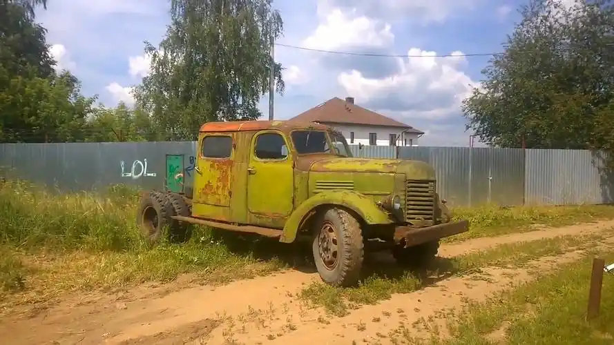 国外几十年前的老式卡车,一旦熄火,启动会很麻烦