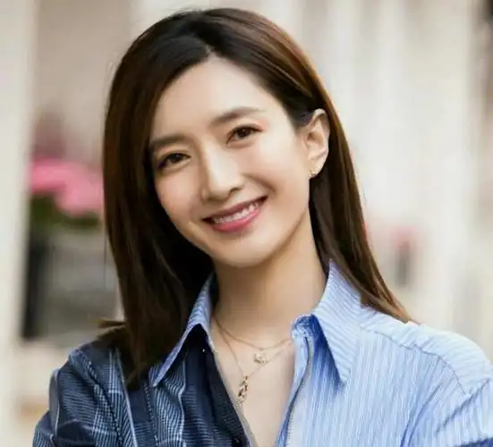 然而,与关晓彤同框时,江疏影的优势瞬间消散,她那平日里引以为傲的