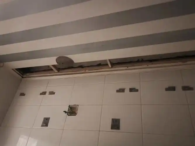 厨房我们决定拆橱柜,油烟机看着瓷砖,吊顶都还算整洁的节约成本保留