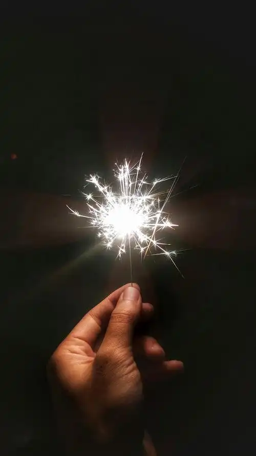 原创壁纸 黑暗中的一抹光