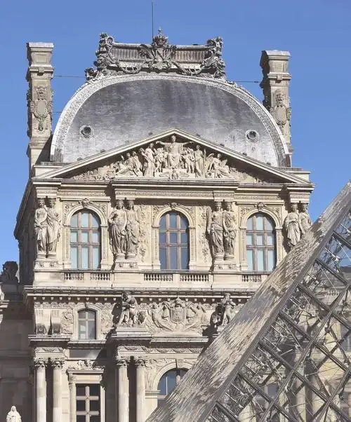 📍罗浮宫,这座坐落在巴黎市中心塞纳河畔的宏伟建筑,不仅是法国历史