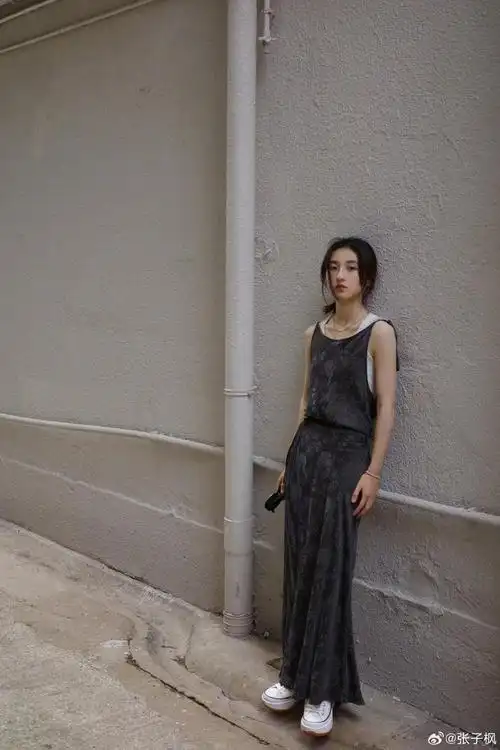 张子枫 子枫妹妹很适合这种艺术感的简约穿搭,个性又独特!
