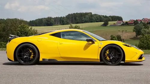 法拉利458黄色超级跑车侧面图,农村