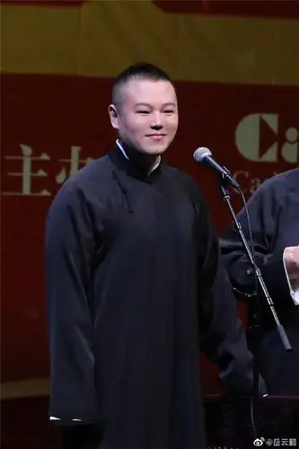 岳云鹏从新定义生图大褂居然穿出旗袍的既视感孙越像换了搭档