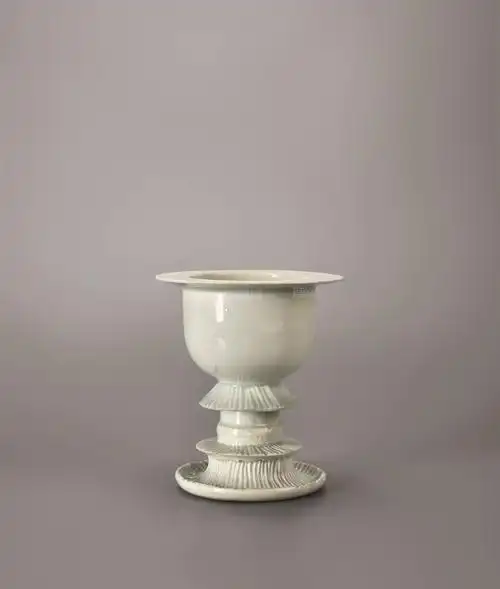 青白釉折沿花瓣高足行炉