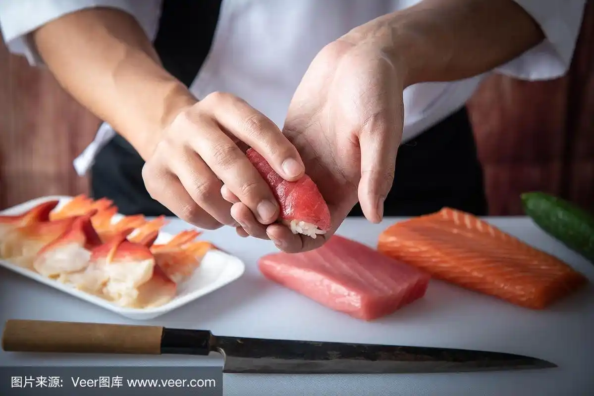 日本寿司厨师制作手握寿司
