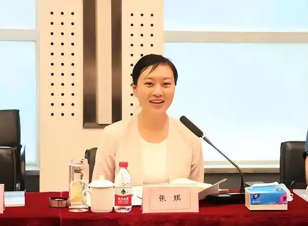 那一年,年仅34岁的她就出任了河北怀来县代理县长,成为当时中国最年轻