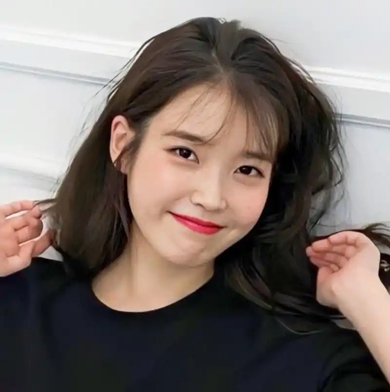 优质作者榜# 笑容甜美,俏皮灵动的#iu李知恩# 五官精致,身材曼妙