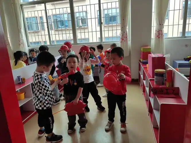 户外活动《区域角色扮演》 目标:让小朋友们体验角色扮演的乐趣,感受