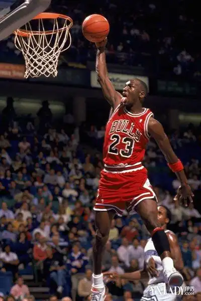 【图】乔丹飞人扣篮匪夷所思 谱写篮球界的传奇_女物娱乐网|nvwu.com