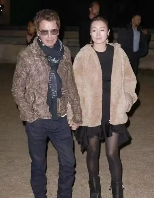 57岁巩俐与74岁老公同框,外籍老公米歇尔打扮帅气,夫妻恩爱