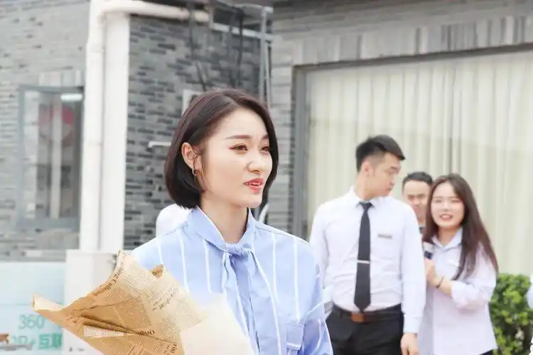 当红歌手胡66莅临悠百佳,献曲助阵创业分享会!