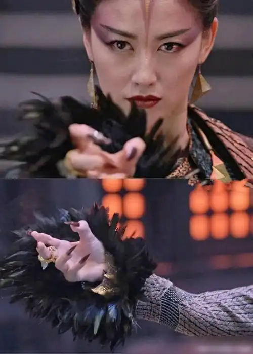 《倚天屠龙记》周芷若在大婚上遇到赵敏抢亲,使出了九阴白骨爪,周围