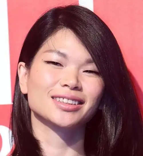 小眼睛,厚嘴唇,高颧骨,塌鼻子,短下巴,好像所有不好看的五官,都长在了