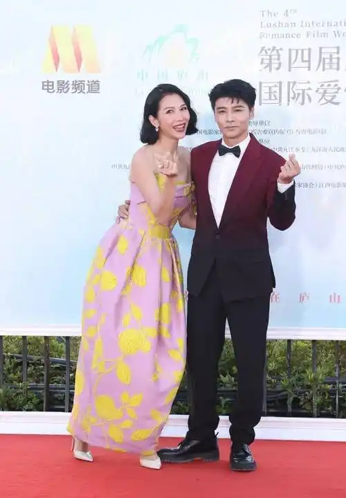 49岁蔡少芬真显嫩,穿一字肩粉裙身材苗条,与老公当众比心好甜蜜_粉色