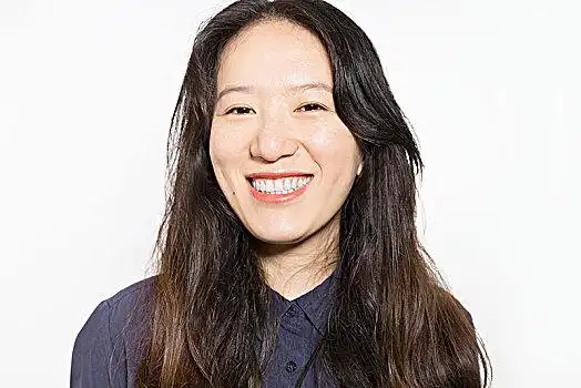 一个正面开心大笑的亚洲女人