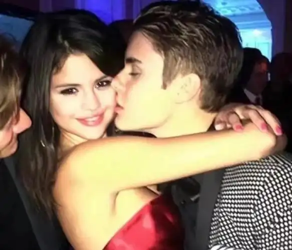 美国甜心赛琳娜165cm黄金臀腿比瘦的时候尝试过很多种风格