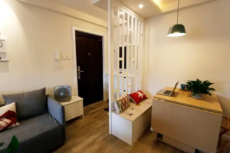 玄关面积不大,所以利用了卡座背后的空间做了屏风,同时从宜家选购挂墙