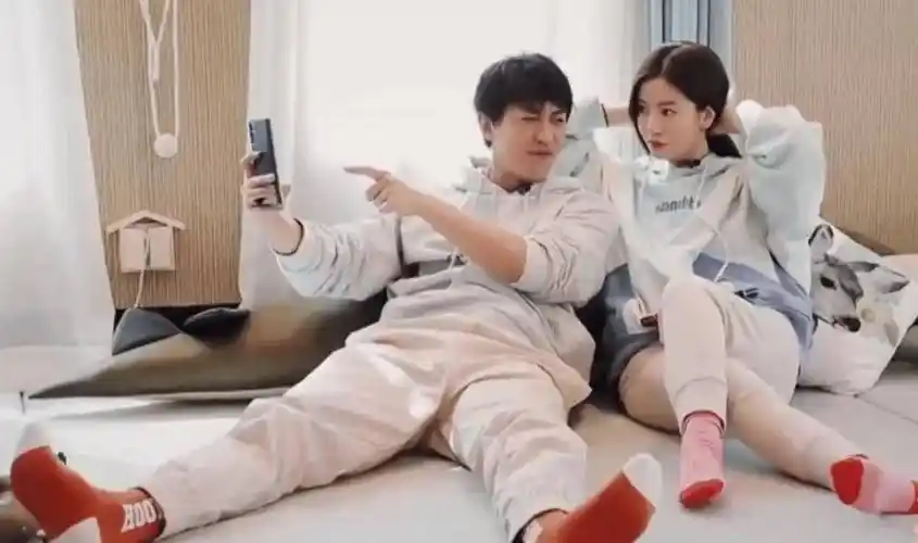 李晟和李佳航拍视频,音乐太嗨放飞自我,脚放的地方尽显二人感情_节目