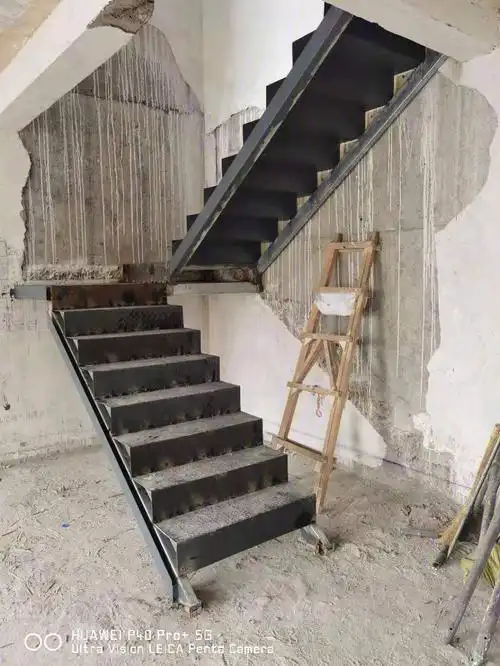 楼梯基础结构做完了楼梯分为:浇筑楼梯,钢结构焊接,成品楼梯浇筑的