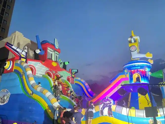 没有想到前一周还冷冷清清的商业街这个星期就热热闹闹了各种游乐设施