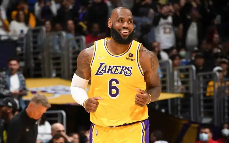 28 10 11,历史第四!詹姆斯喜笑颜开,湖人赢球还有收获