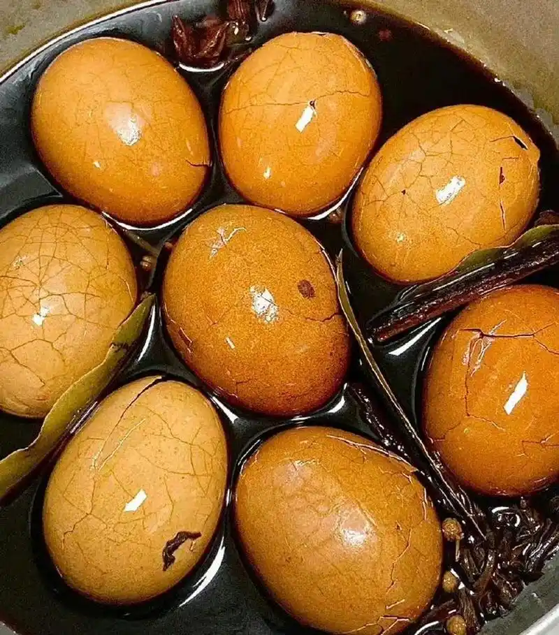 个鸡蛋,吃腻了,每天都为吃鸡蛋做好久工作才吃,已从上次吃了这个卤蛋