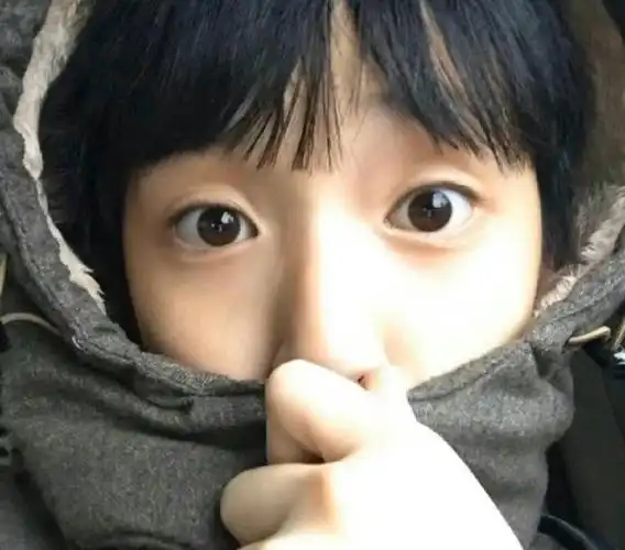 严浩翔晒半张脸自拍