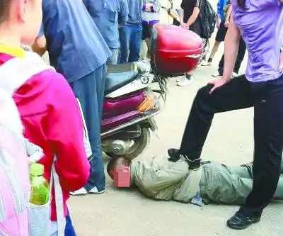 "紫衣女侠"脚踩入室行窃逃跑男热议(图)