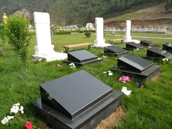 墓碑与墓基.墓碑与墓基等墓地的地面建筑装饰对墓地价格的影响大.
