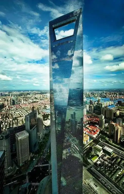 眺望远方,一座耸入云霄的摩天大楼屹立在天际,那就是上海环球金融中心