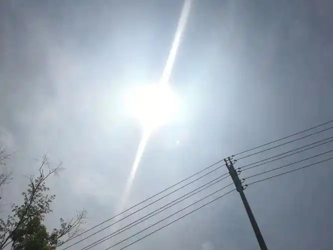 大太阳向我们招手表示自己的心情和我们一样高兴.