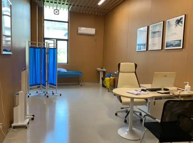 设备更新,专业护航智能导诊机器人医务室的升级改造,是学校对师生健康