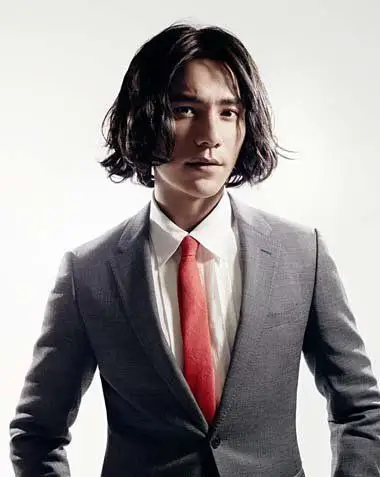 2015年男生还流行长发吗 男子中分长发图片(2)_发型师姐