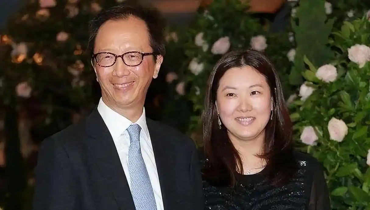 回顾跳水女皇伏明霞:71岁丈夫身价百亿,19岁女儿亭亭玉立