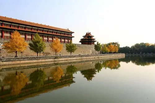 影响环境或拆除 有网友指出,故宫西华门内修建了一排屏风楼,现在繁痧