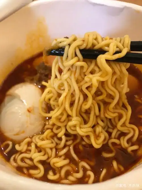 为什么以前在网吧玩游戏吃泡面加卤蛋火腿肠的人都是有钱人呢?