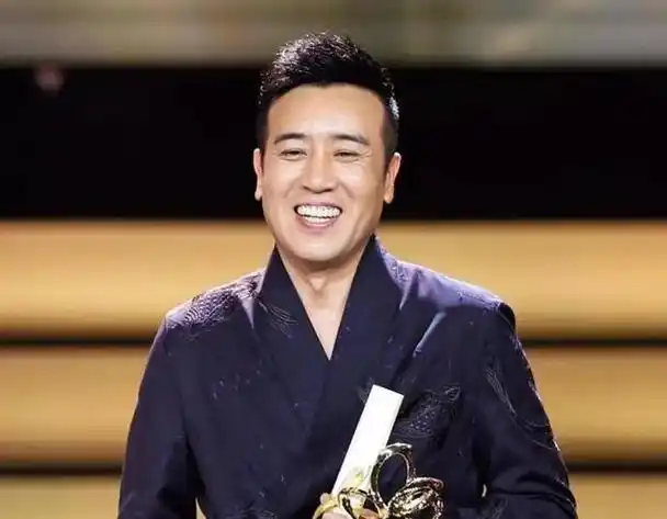 半路开花的巨星于和伟,半百之年演艺事业再攀高峰,魅力非凡引领叔圈