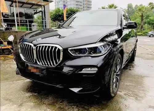 小区看到一辆碳黑色宝马x5,这个外形,确实夺得了我的喜爱