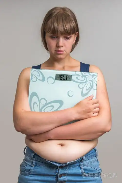 沮丧的超重妇女持有电子秤的帮助