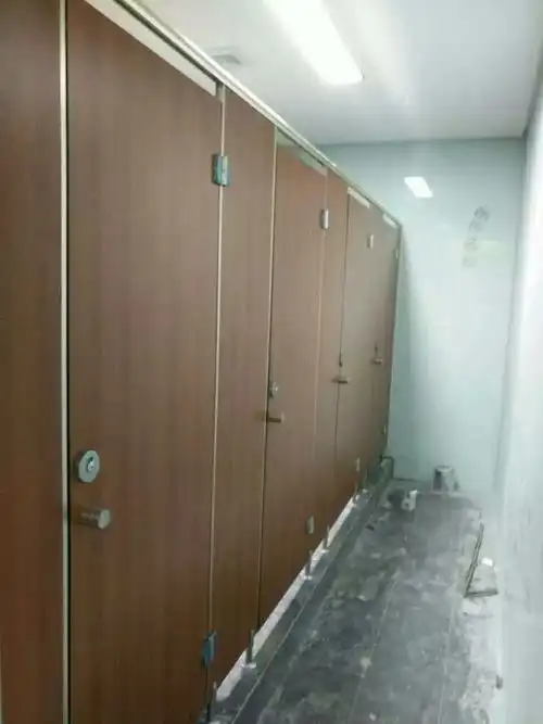 宇铭隔断:公共卫生间隔断 厕所蹲位隔板