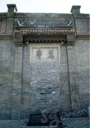 创可贴对面的"万庆当铺"在近年对南锣鼓巷的整修之后才重新露脸