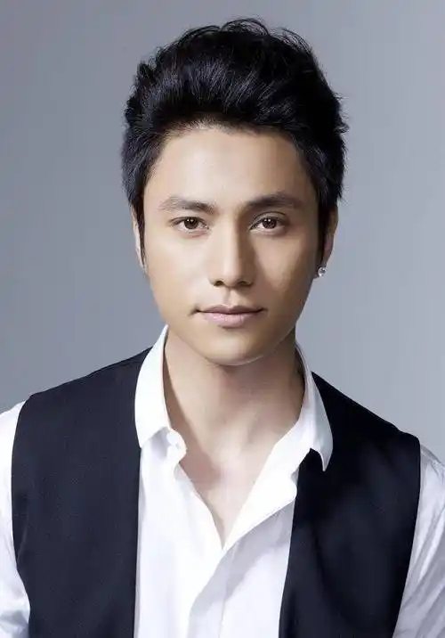 在陈坤的塑造下,优优已经20岁,长成了一个阳光硬朗的帅气小伙