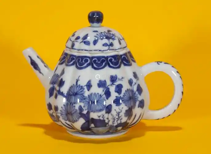 清代康熙青花花卉壶