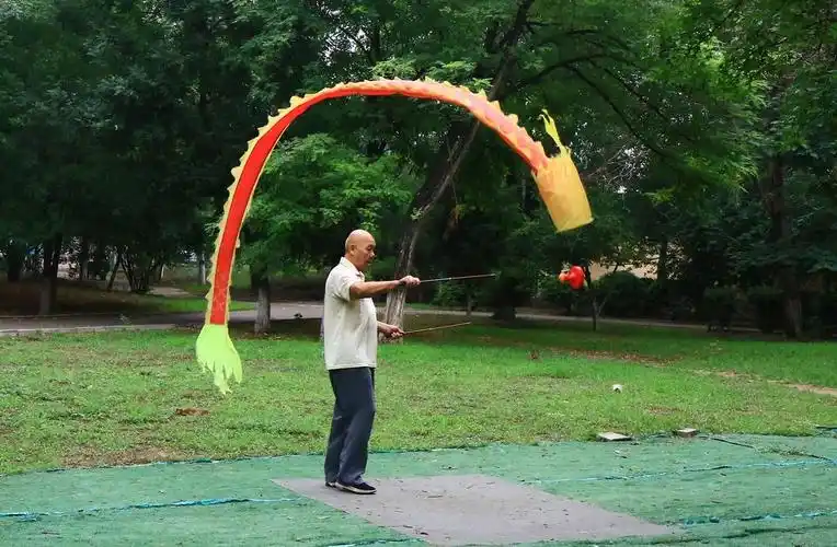 八十二岁的老翁抖空竹(北京)