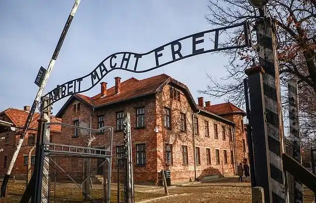 惨痛的历史记忆,翻修奥斯维辛集中营时发现隐藏的"逃生工具"