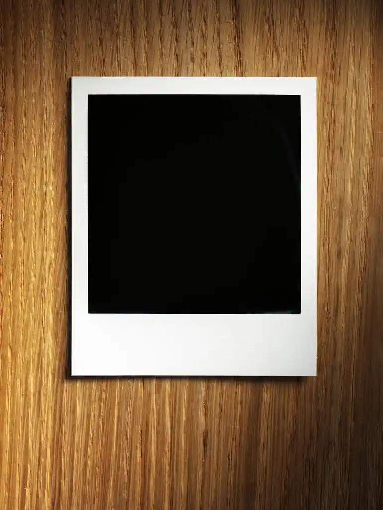 宝丽来风格相框,拍立得相框木背景上