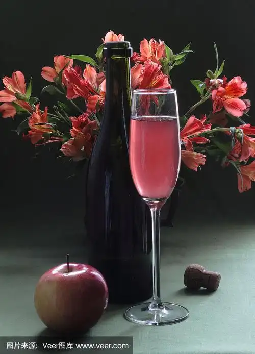 一束美丽的鲜花和一杯葡萄酒的静物