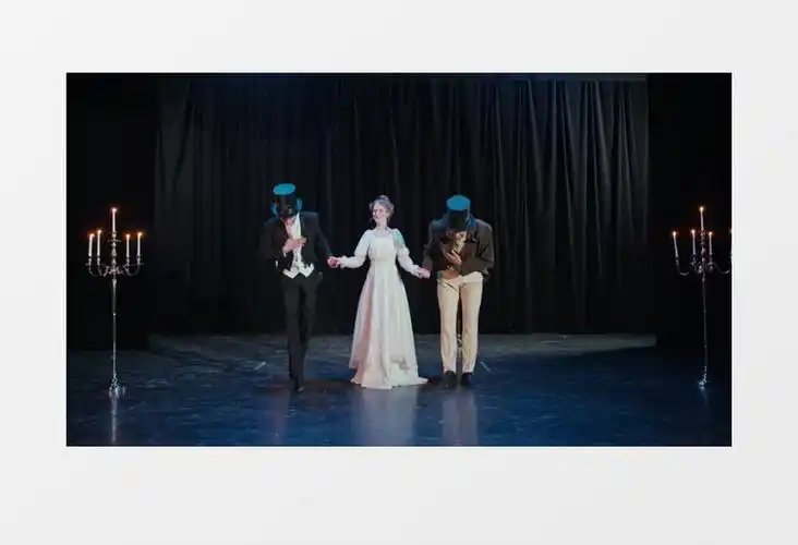 表演结束三个演员手拉手鞠躬谢幕实拍视频素材